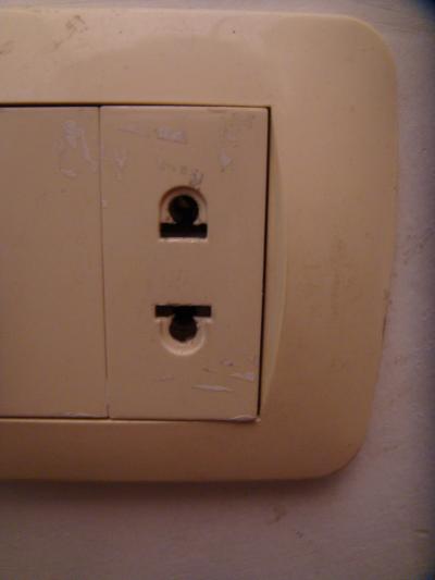 コンセント、３ヶ所使えます。日本のプラグでOK（２２０V）