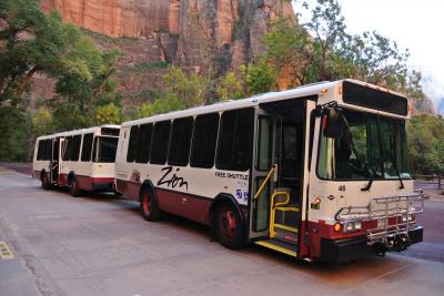 Zion National Park の散策はシャトル・バスで