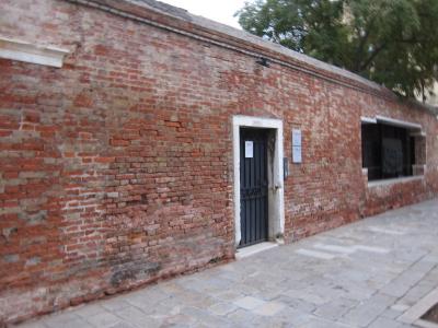 この壁にある扉がホテルの入り口