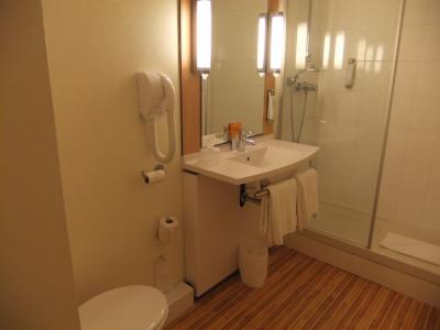 シャワーの扉が閉まれば、文句なしの快適さでしたが・・・。