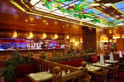 朝食用のレストランもとっても豪華！これで、8ユーロ/人ですよ