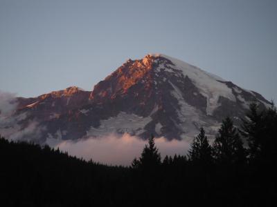 ロッジより夕日のマウントレーニエ