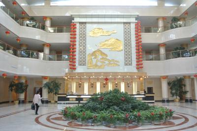 ロビー、豪華だが閑散としている