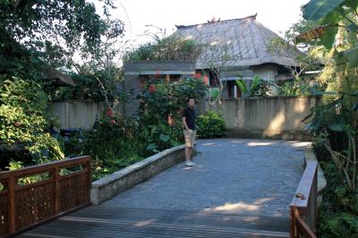 村の奥の橋を渡るとアモリヴィラ