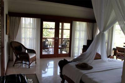 広々とした室内。ベッドの天蓋は虫除けという実用性が