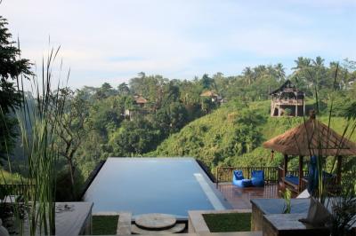 ロビー棟からのプールの眺め。