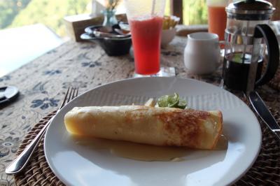 朝食付き。３パターンから選択。この日はバナナパンケーキ