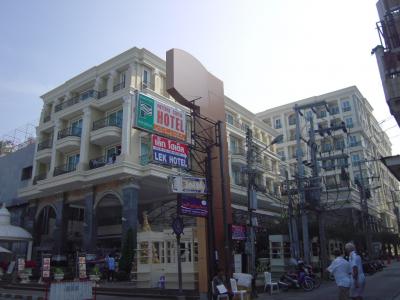 ビーチロード沿いの便利な立地のホテルです。周辺はショップもコンビニもファストフードも在ります。