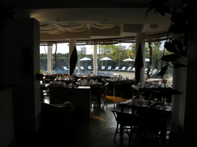 レストラン越しにプールが見えます。