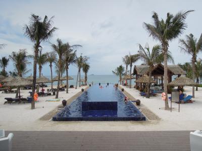 プールは広くはないけどゆったり