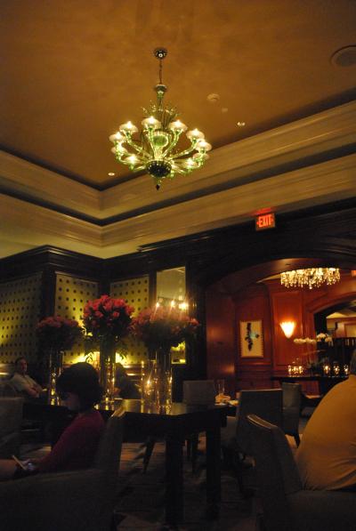 落ち着いたバー兼朝食レストラン