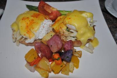 朝食に注文したエッグベネディクト（美味）