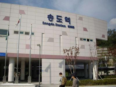 2012年6月30日に開業した水仁線の新しい駅です。ソウル地下鉄4号線烏耳島（オイド）駅と結ばれています。