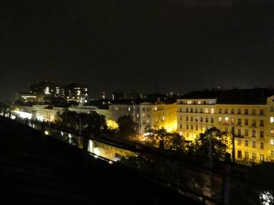 部屋の窓からの夜景