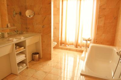 大理石のバスルーム