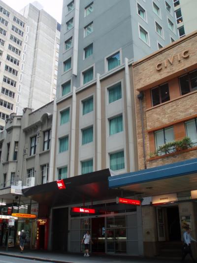 ショッピングモール側からホテルを眺める