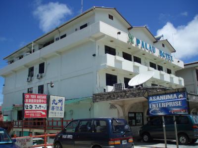 コロールのメインストリートに面してます