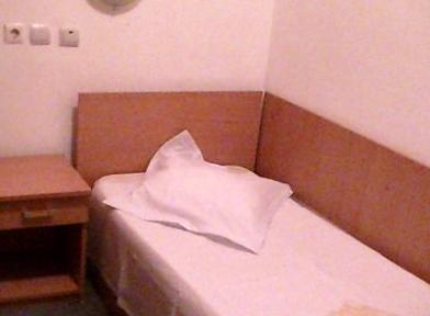 白塗りの壁にはつぶれた蚊と、宿泊者の血痕が散在しています