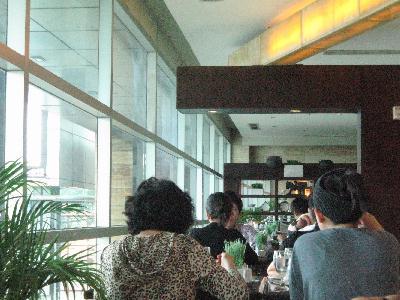 レストランの窓際の席