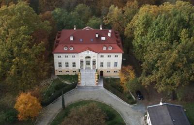 画面右下の建物が別館