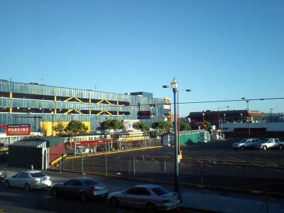 部屋からの眺望。トロリーバスの線路脇でした。