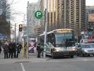 郊外行きのバス。GOバス