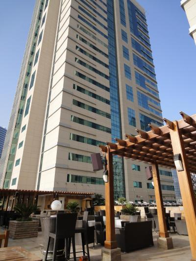 プールからのホテルの眺め