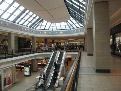 郊外のショッピングモール