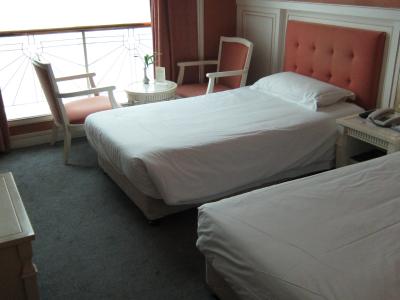 お部屋はまあまあひろかったです。ベッドも適度に固くていい感じ