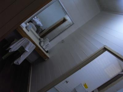 ドレッサー。鏡に部屋（ベッド）が写っちゃってた