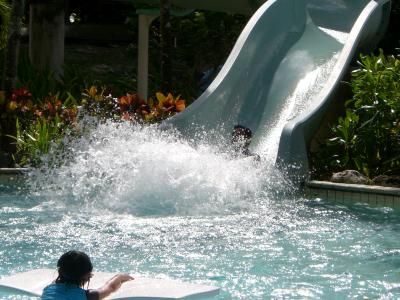 ウォータースライダーで遊ぶ