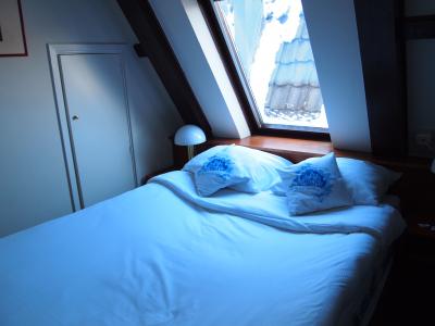 ベットの左側と扉は物入れになっていました