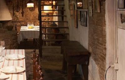 レストランの一部は古いまま。ダリも座ったテーブルとの事。