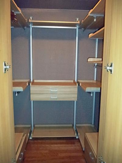 マスターベッドルームのウォークインクローゼット