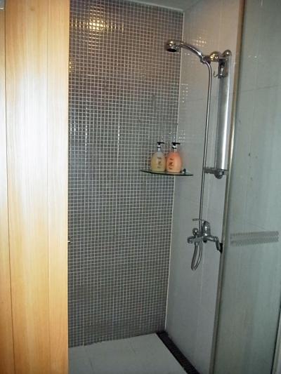 シャワールームのみ。バスタブはありません