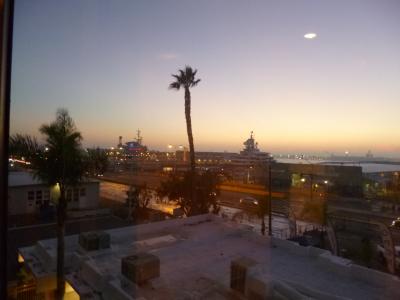 ホテルのエレベーターから観た海側の景色