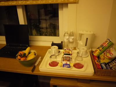 無料のノートパソコンとフルーツの盛り合わせなど。