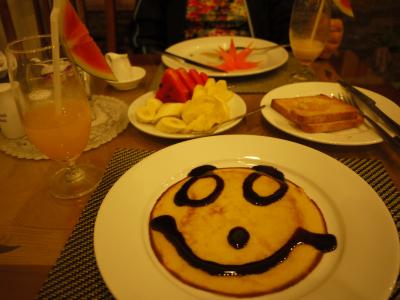 朝食のニコちゃんマークのチョコレートパンケーキ