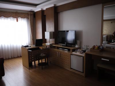 こっそり覗いたスイートのテレビ台。