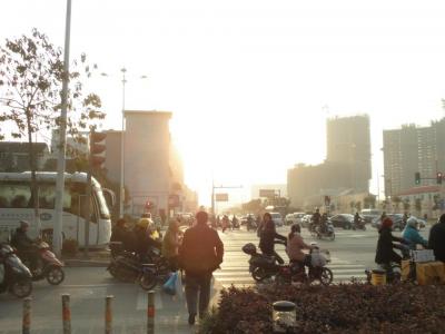 ホテル目の前の交差点での通勤ラッシュ風景