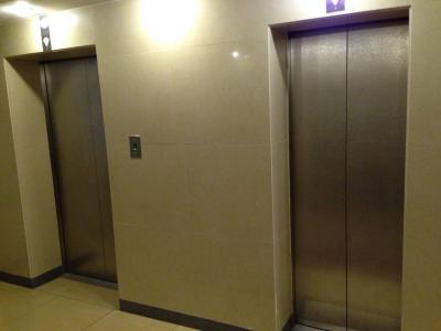 何故か3人乗りくらいの小さなエレベーターが6基あります
