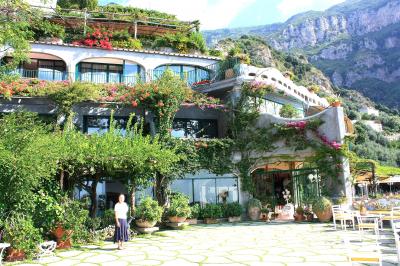 ルーフテラスから最上段の客室を望む