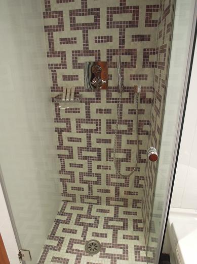 お風呂はどの部屋もタイル貼りで、シャワーの出は良かった。