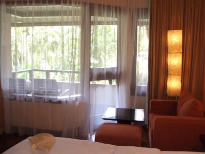 バルコニ−に面した明るいソファ・コ−ナ−