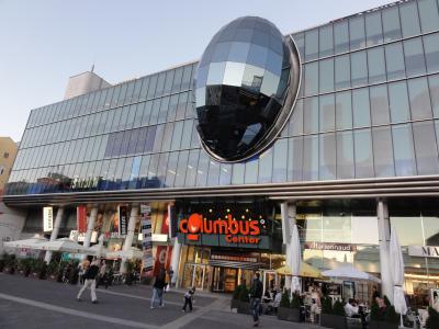 最寄駅ケプラープラッツ駅（U1）にはショッピングセンターも。