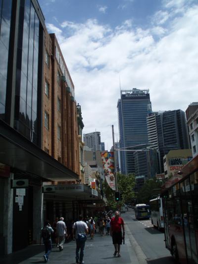 ジョージストリートからみたホテル。左の茶色のビルです。