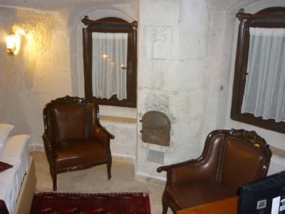 101号室　階段下　シングルベッド・テレビ・冷蔵庫あり