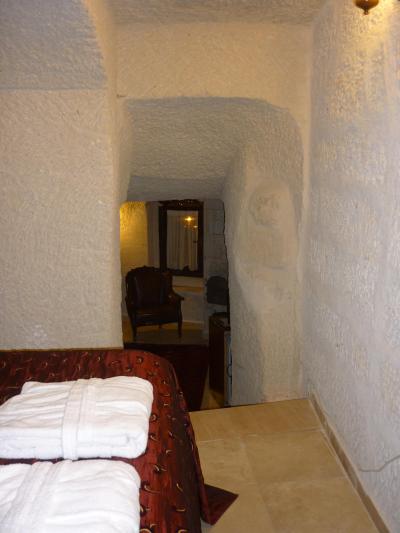 １０１号　ダブルベッド　階段下は　シングルベッド