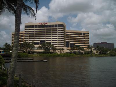 ホテル敷地内の半島から臨む