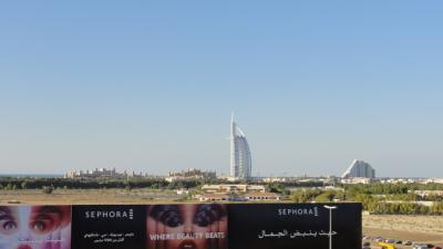 プールサイドからの眺めは開放感いっぱい